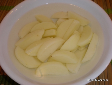 potato wedges soaked in water