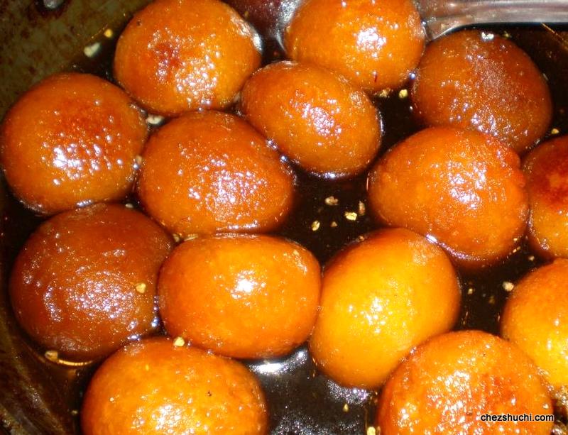 gulab jamun soaked in sugar syrup